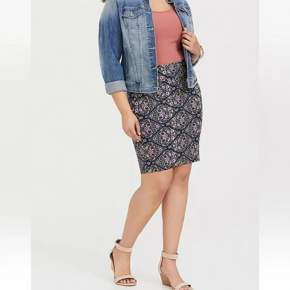Torrid Navy & Purple Floral Pencil Skirt Plus Size 3X - Picture 4 of 5